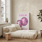 Mockup av Life Is a Party affisch på vägg – köp enkelt hos Bozetto i hög kvalitet