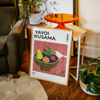 Mockup av Yayoi Kusama Polka Feast affisch på vägg – köp enkelt hos Bozetto i hög kvalitet