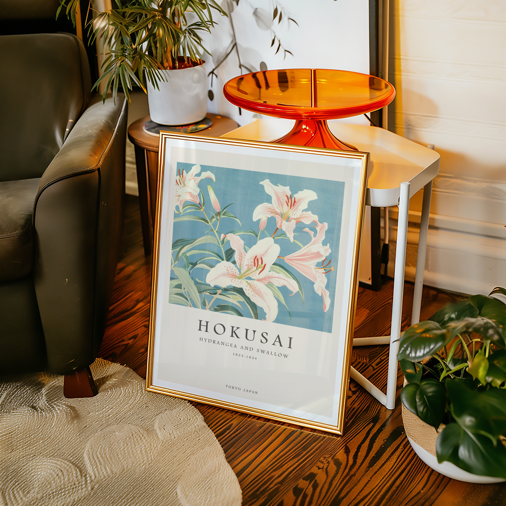 Väggmockup av Hokusai Lily affisch på ljus tegelvägg – Bozetto konsttryck i hög tryckkvalitet