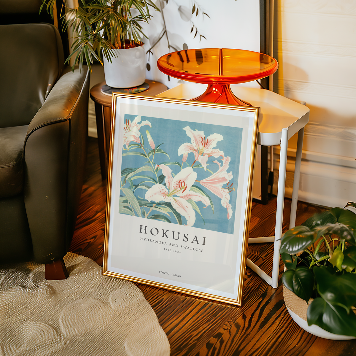 Väggmockup av Hokusai Lily affisch på ljus tegelvägg – Bozetto konsttryck i hög tryckkvalitet