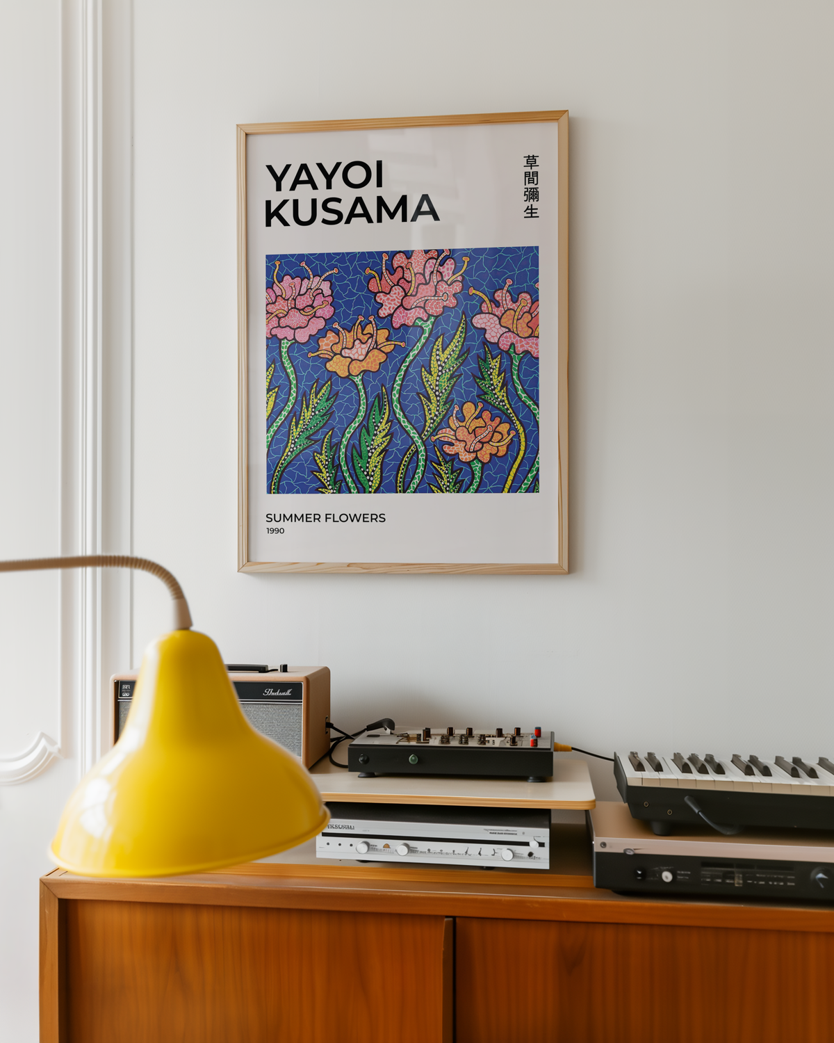 Mockup av Yayoi Kusama Summer Flowers affisch på vägg – köp enkelt hos Bozetto i hög kvalitet