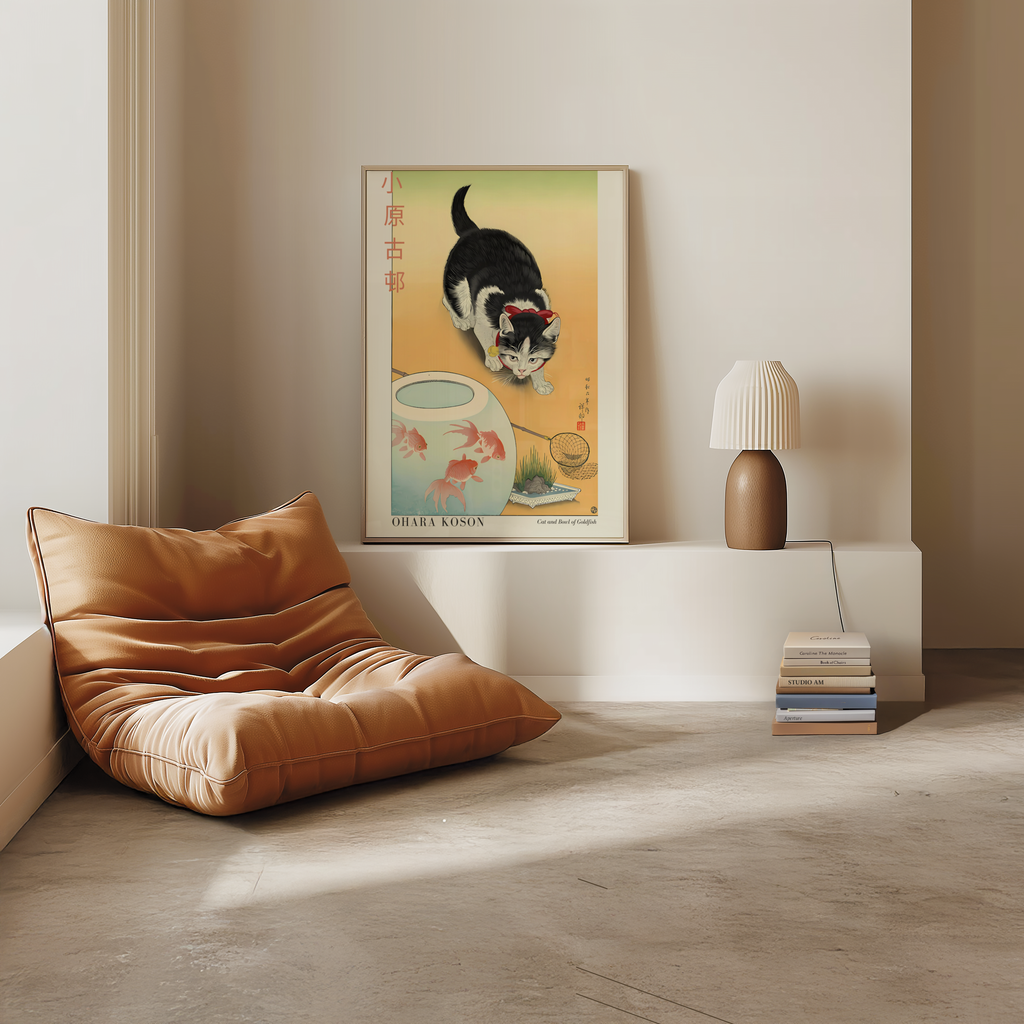 Mockup av Cat and Bowl of Goldfish affisch på vägg – köp enkelt hos Bozetto i hög kvalitet