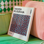 Mockup av Yayoi Kusama Red Weave affisch på vägg – köp enkelt hos Bozetto i hög kvalitet