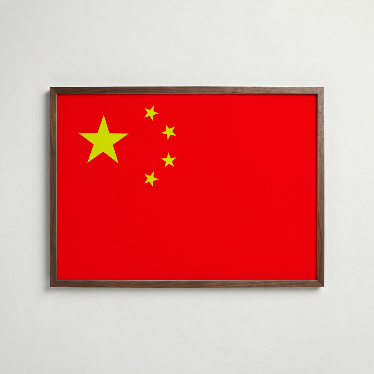 China National Flag Poster i valnötsram – varm konstaffisch för hemmet från Bozetto