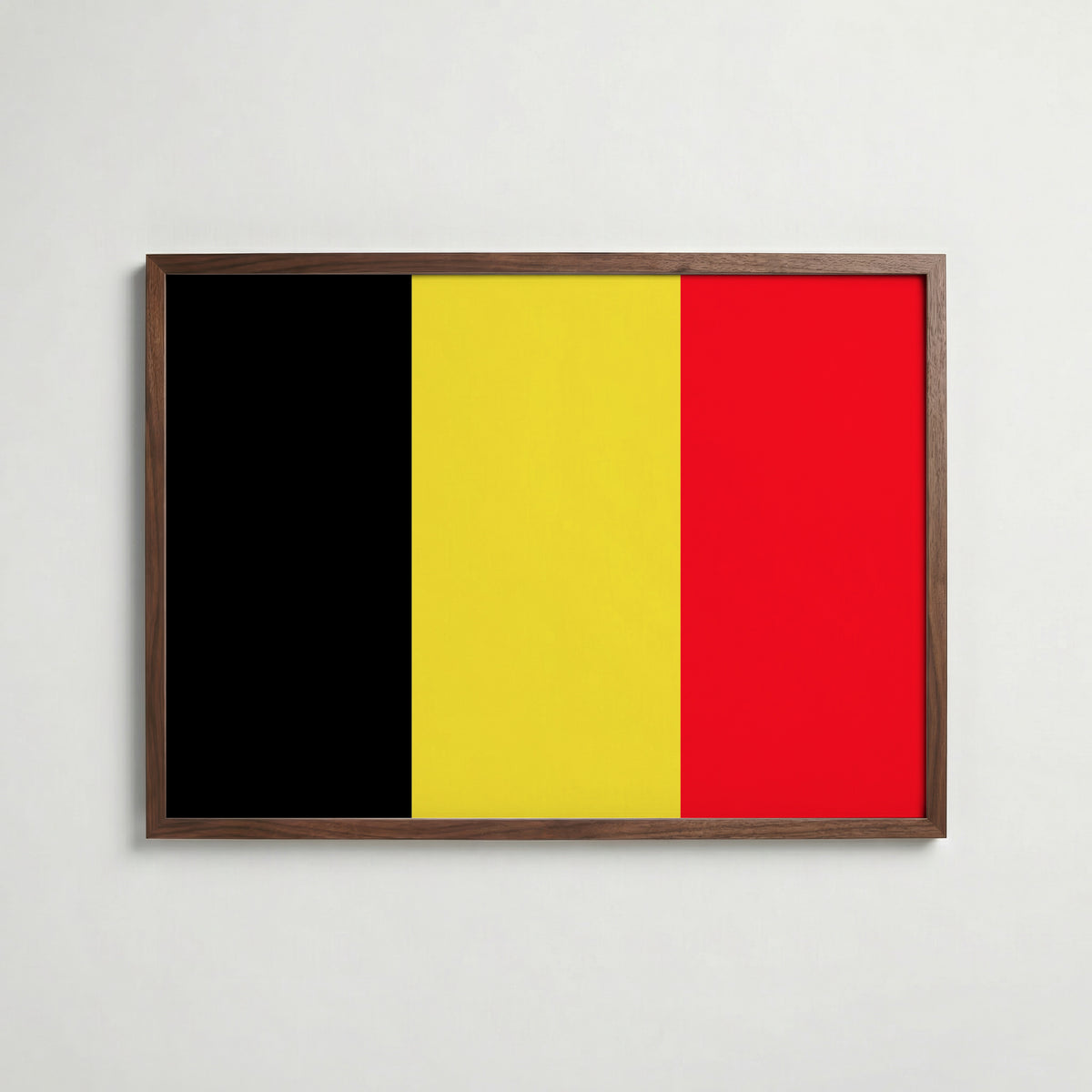 Belgium National Flag Poster i valnötsram – varm konstaffisch för hemmet från Bozetto