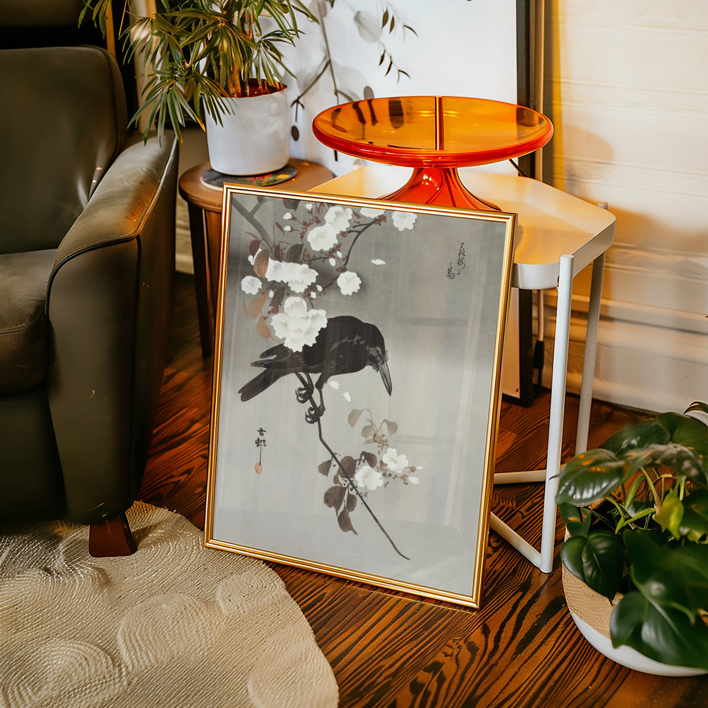Crow and Cherry Blossom affisch i ljust minimalistiskt vardagsrum – köp enkelt hos Bozetto