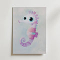 Pastel Seahorse – stilfullt konsttryck från Bozetto, tryckt på matt finpapper i hög tryckkvalitet
