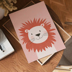 Happy Lion poster visad rakt fram – Bozetto affisch i hög tryckkvalitet i hög tryckkvalitet