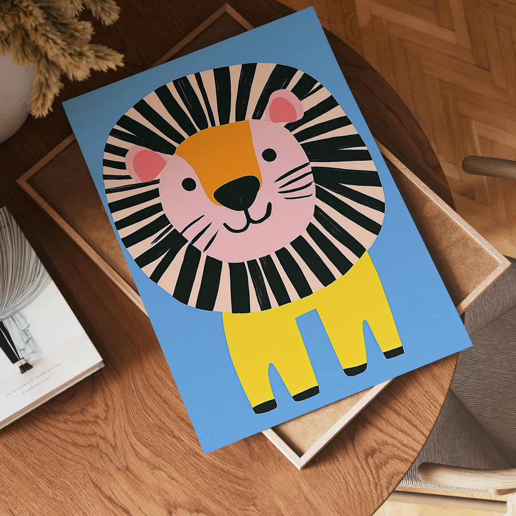 Happy Lion poster visad rakt fram – Bozetto affisch i hög tryckkvalitet i hög tryckkvalitet