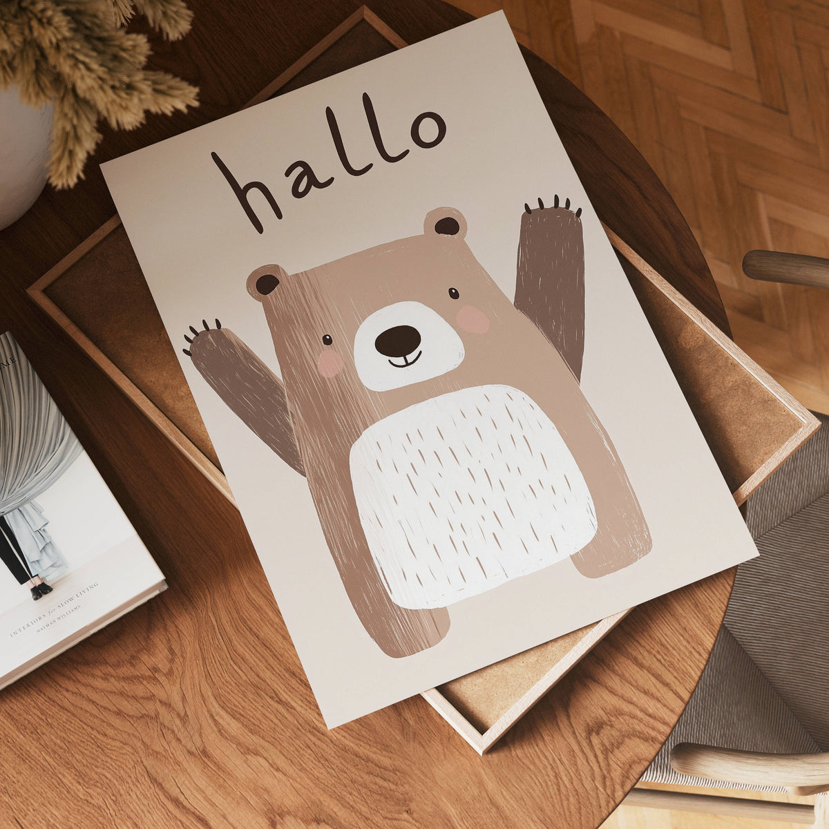 Hallo Bear poster visad rakt fram – Bozetto affisch i hög tryckkvalitet i hög tryckkvalitet