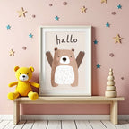 Hallo Bear poster visualiserad på vägg – se rätt storlek med mockup från Bozetto