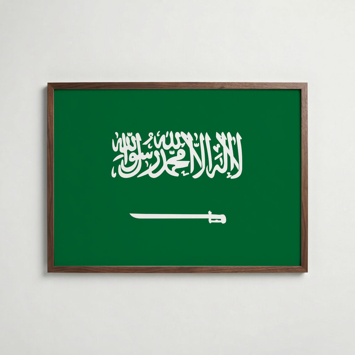 Saudi Arabia National Flag Poster i valnötsram – varm konstaffisch för hemmet från Bozetto