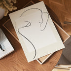 Minimal Nude Line Art poster visad rakt fram – Bozetto affisch i hög tryckkvalitet