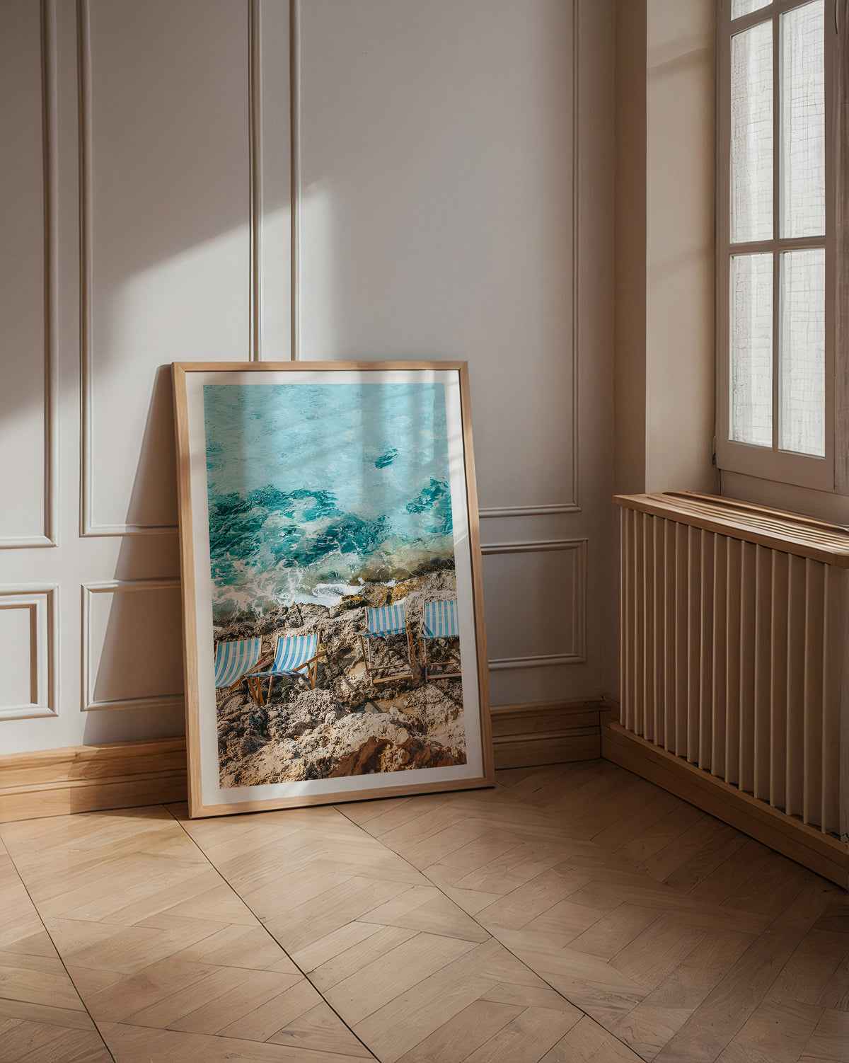 Mockup av Coastal Striped Chairs affisch på vägg – köp enkelt hos Bozetto i hög kvalitet