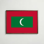 Maldives National Flag Poster i valnötsram – varm konstaffisch för hemmet från Bozetto