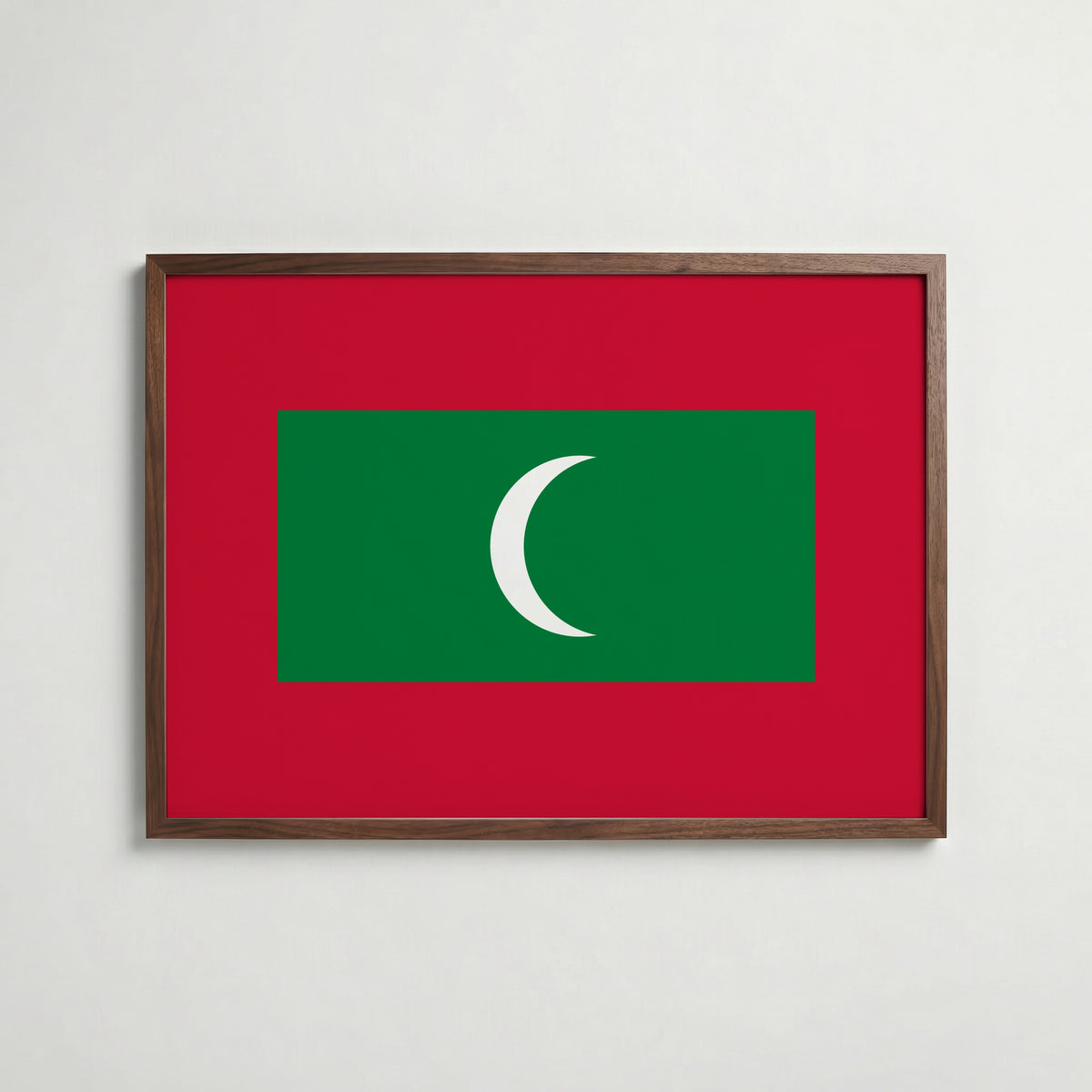Maldives National Flag Poster i valnötsram – varm konstaffisch för hemmet från Bozetto