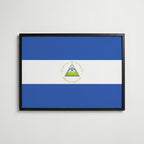 Nicaragua National Flag Poster i svart ram – stilren konsttryck som väggdekor från Bozetto