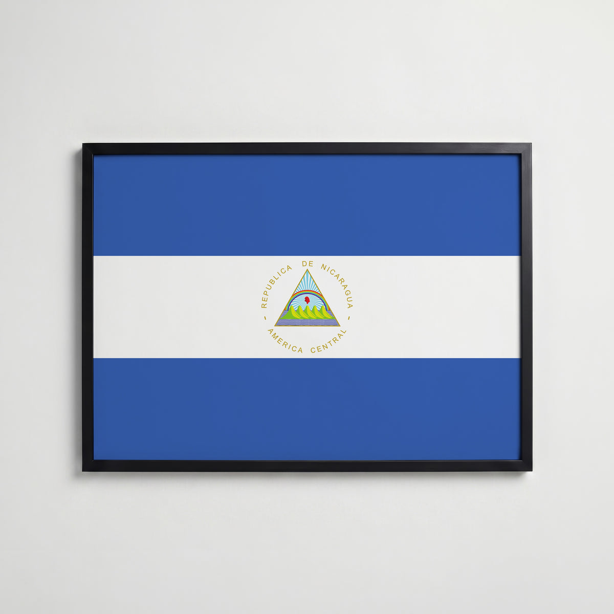 Nicaragua National Flag Poster i svart ram – stilren konsttryck som väggdekor från Bozetto