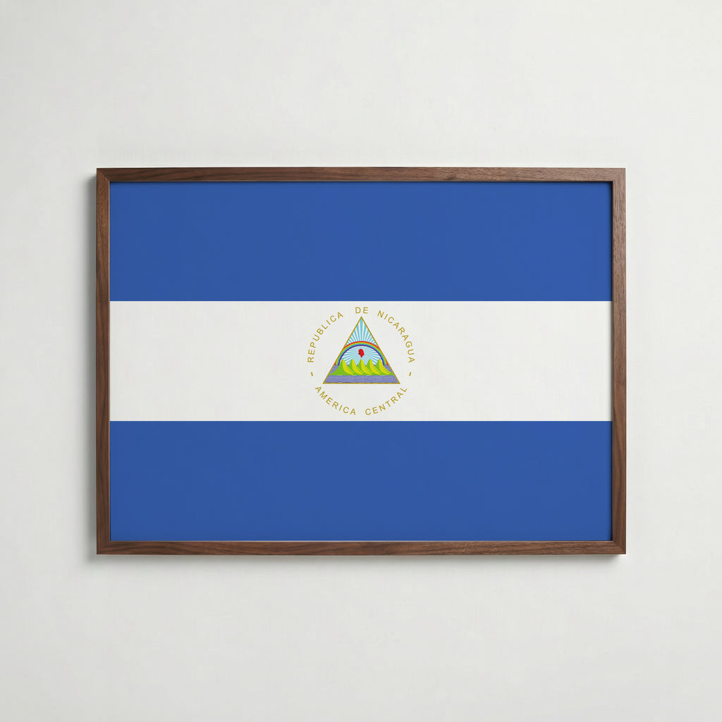 Nicaragua National Flag Poster i valnötsram – varm konstaffisch för hemmet från Bozetto