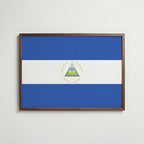 Nicaragua National Flag Poster i valnötsram – varm konstaffisch för hemmet från Bozetto