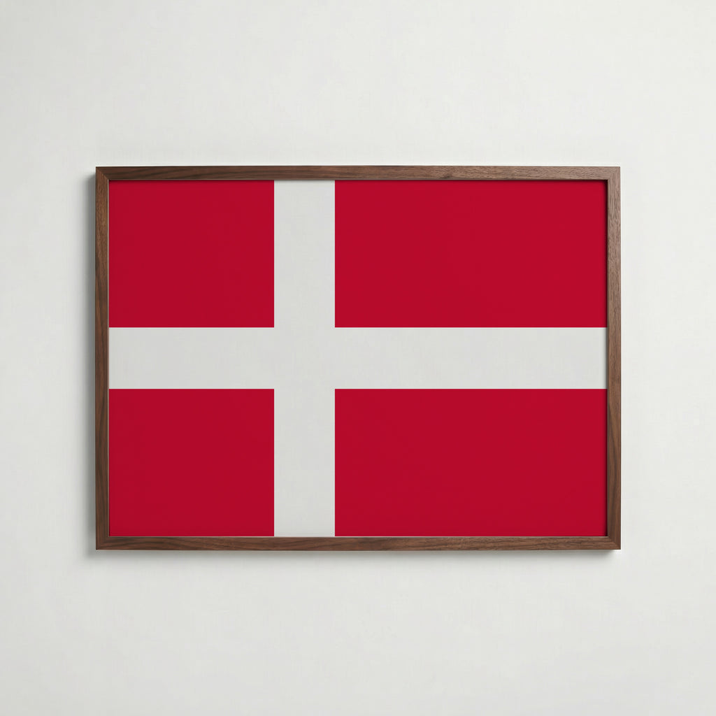 Denmark National Flag Poster i valnötsram – varm konstaffisch för hemmet från Bozetto