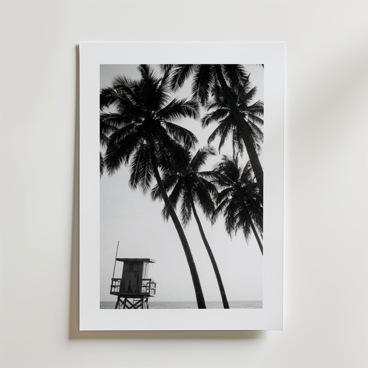 Coastal Noir Escape – stilfullt konsttryck från Bozetto, tryckt på matt finpapper