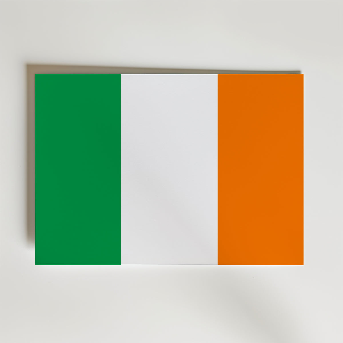 Ireland National Flag Poster – modern konst och stilren konsttryck för hemmet hos Bozetto