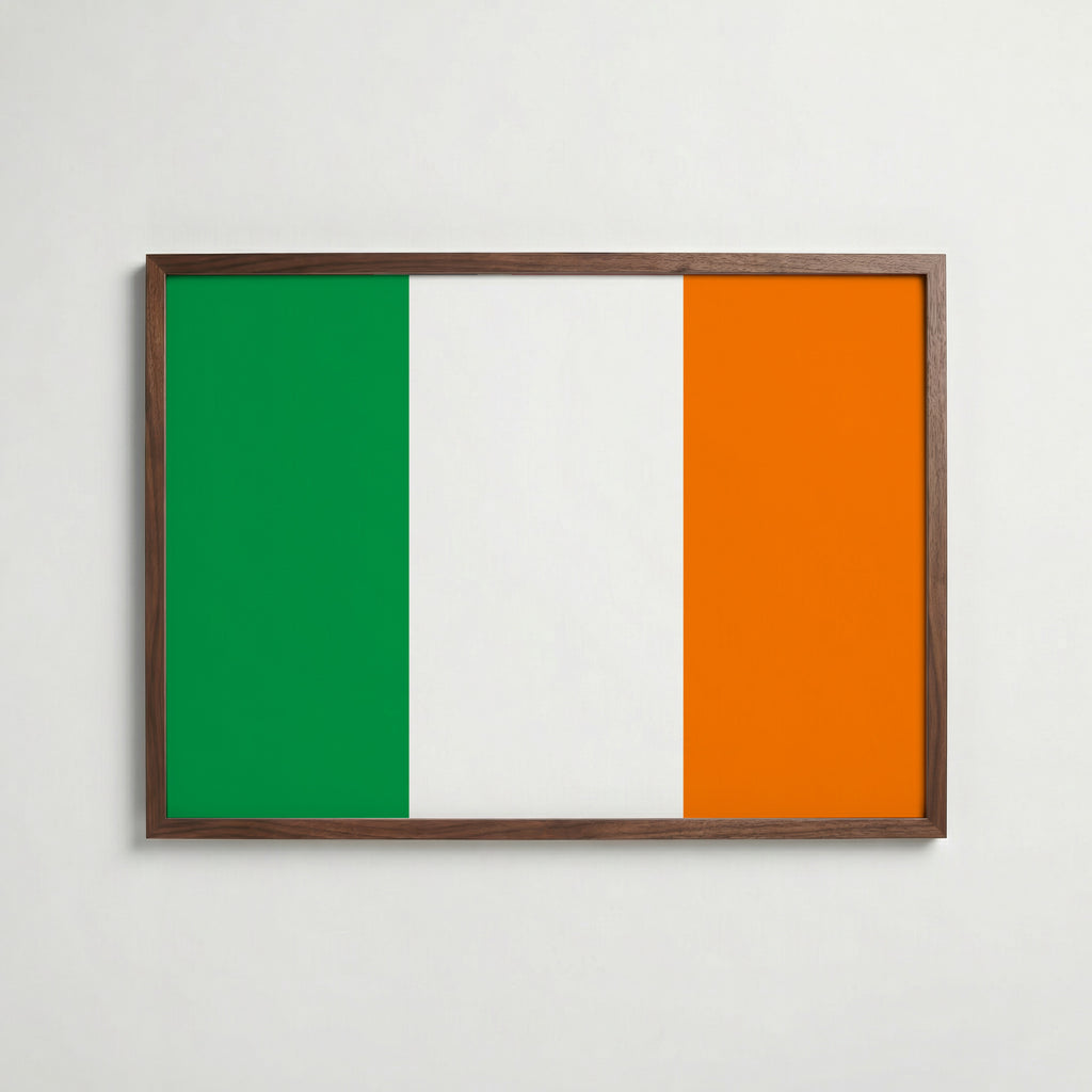 Ireland National Flag Poster i valnötsram – varm konstaffisch för hemmet från Bozetto