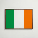 Ireland National Flag Poster i valnötsram – varm konstaffisch för hemmet från Bozetto