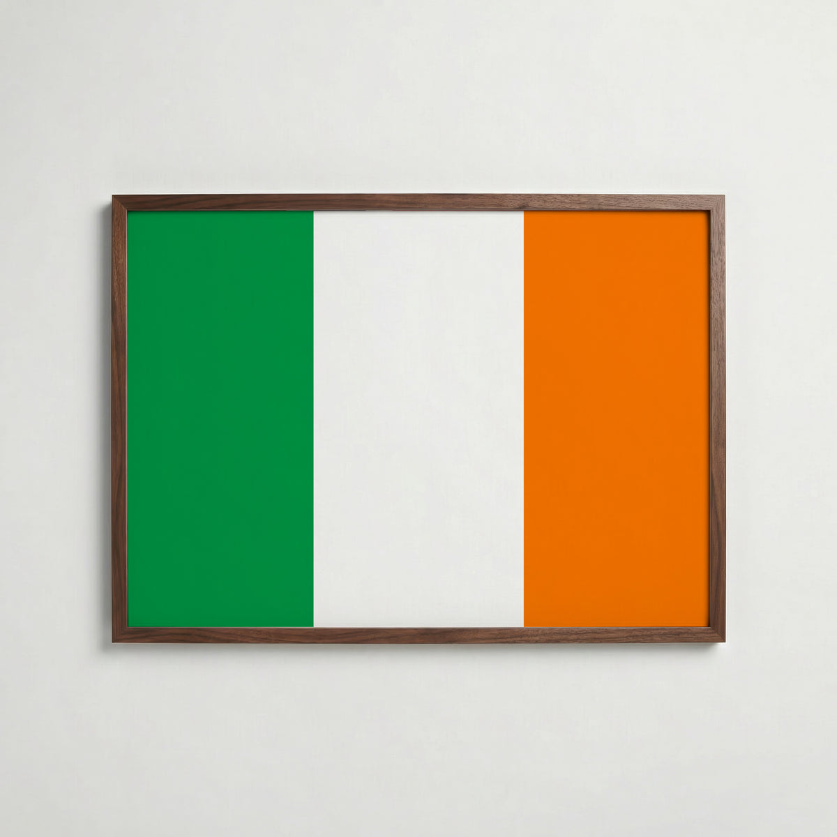 Ireland National Flag Poster i valnötsram – varm konstaffisch för hemmet från Bozetto