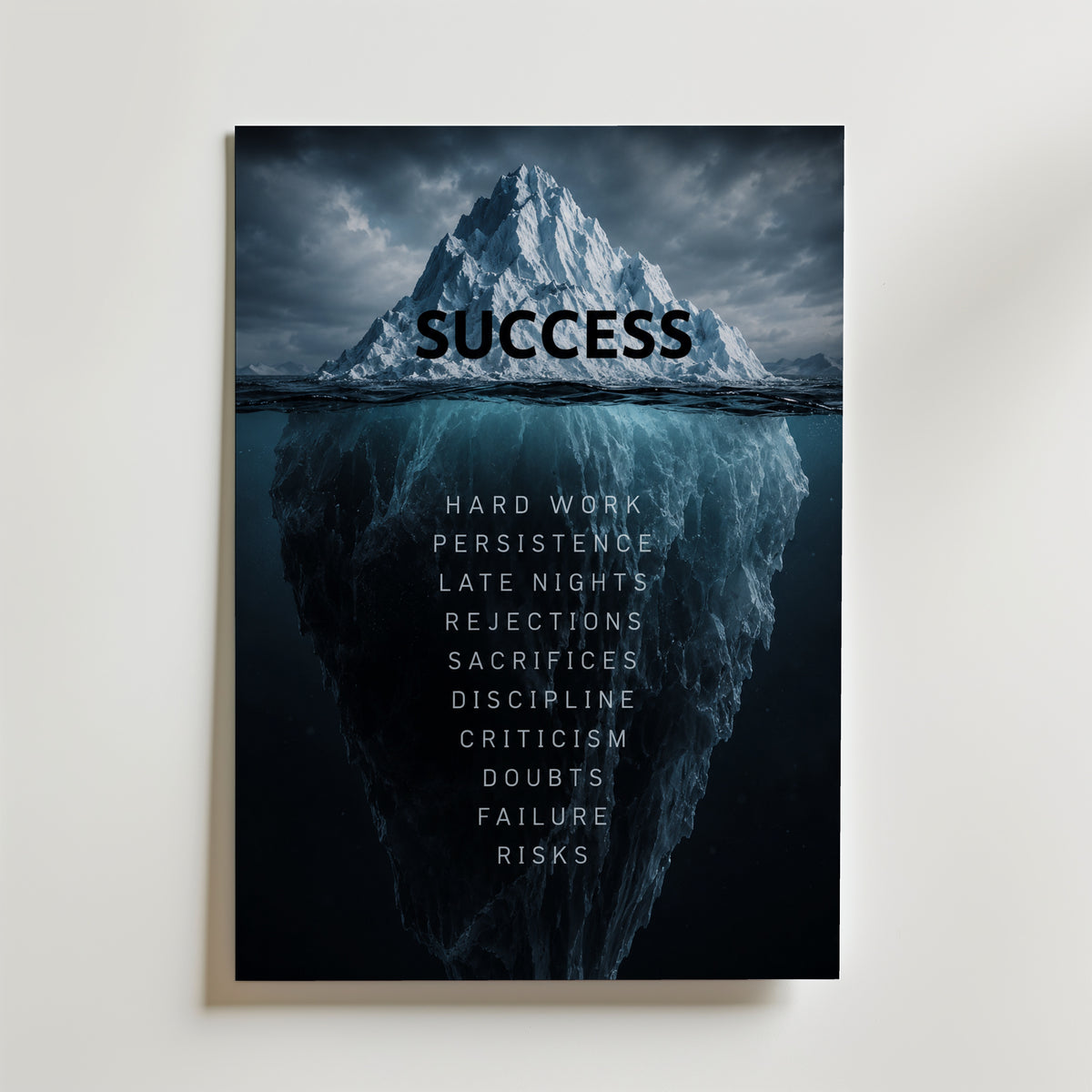 Hidden Iceberg affisch inramad i neutral ram – se hur konsttrycket ser ut, Bozetto