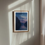 Twilight Fjord affisch i ljust minimalistiskt vardagsrum – köp enkelt hos Bozetto