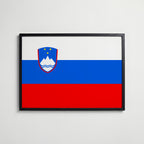 Slovenia National Flag Poster i svart ram – stilren konsttryck som väggdekor från Bozetto