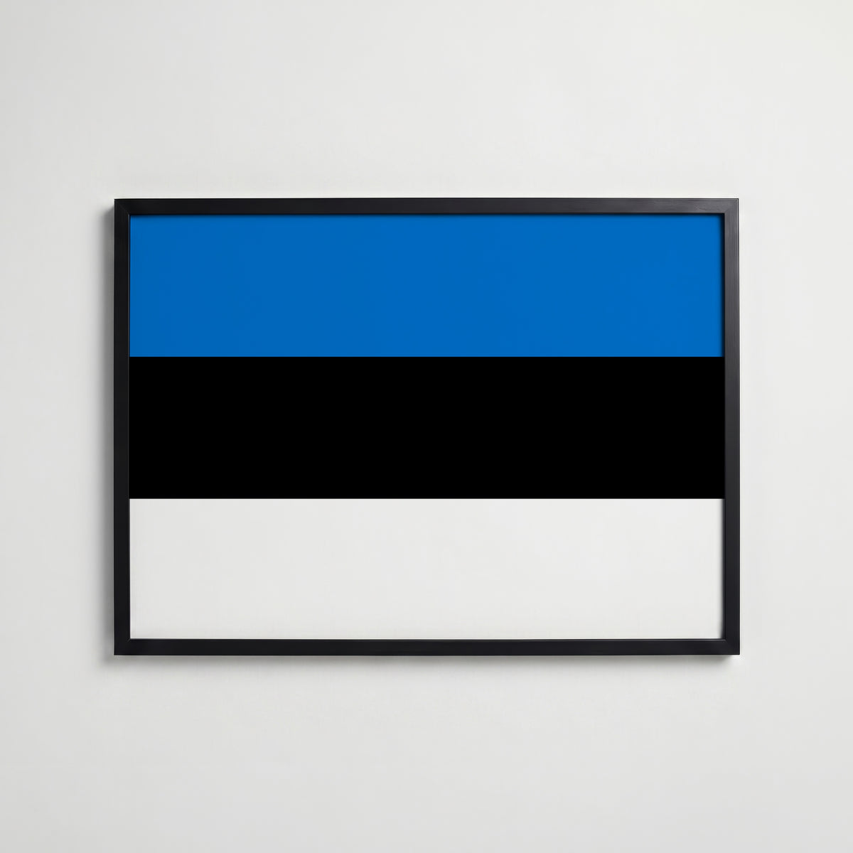 Estonia National Flag Poster i svart ram – stilren konsttryck som väggdekor från Bozetto
