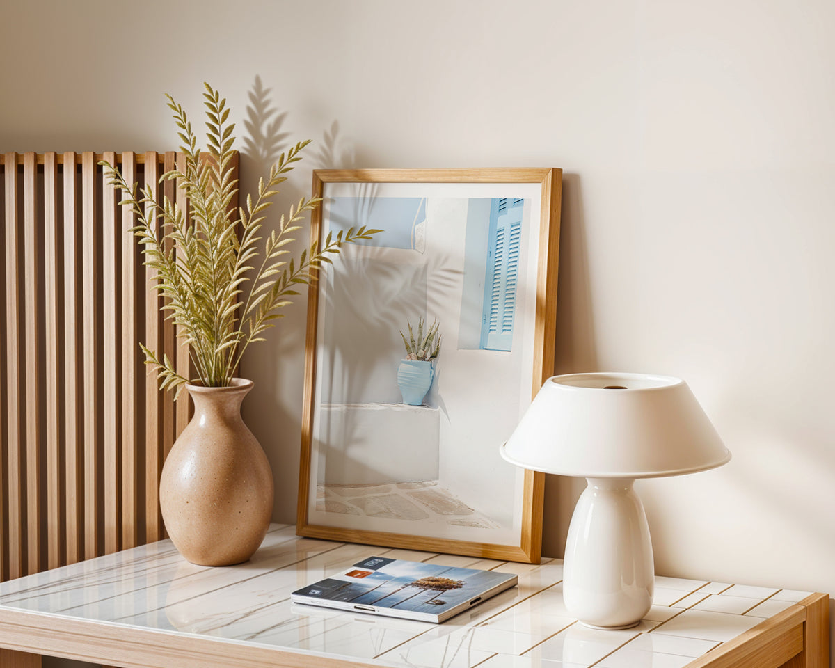 Mockup av Mediterranean Calm affisch på vägg – köp enkelt hos Bozetto i hög kvalitet