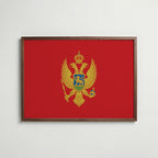 Montenegro National Flag Poster i valnötsram – varm konstaffisch för hemmet från Bozetto