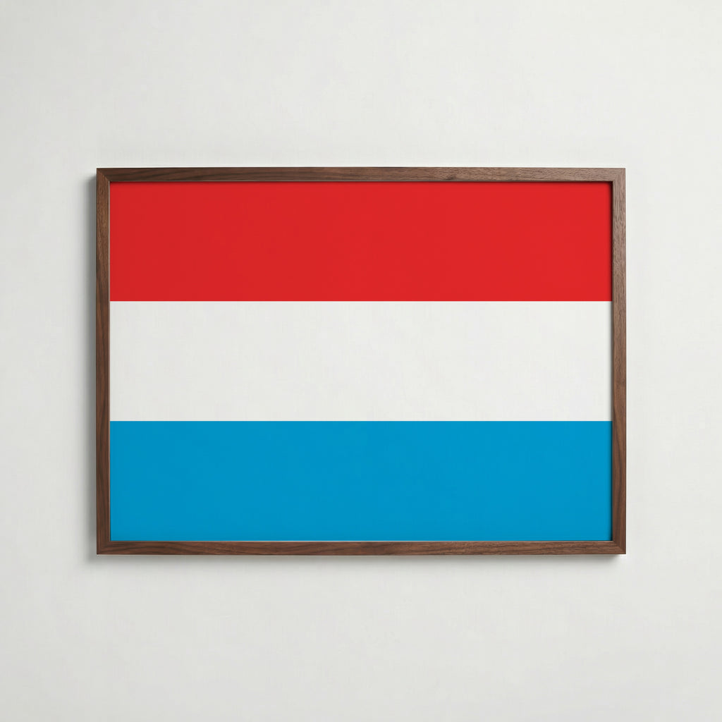 Luxembourg National Flag Poster i valnötsram – varm konstaffisch för hemmet från Bozetto