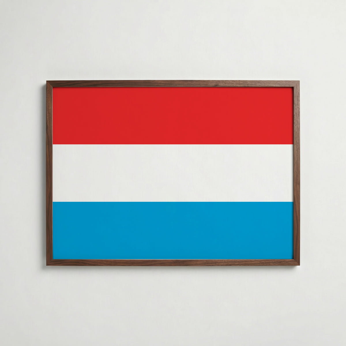 Luxembourg National Flag Poster i valnötsram – varm konstaffisch för hemmet från Bozetto