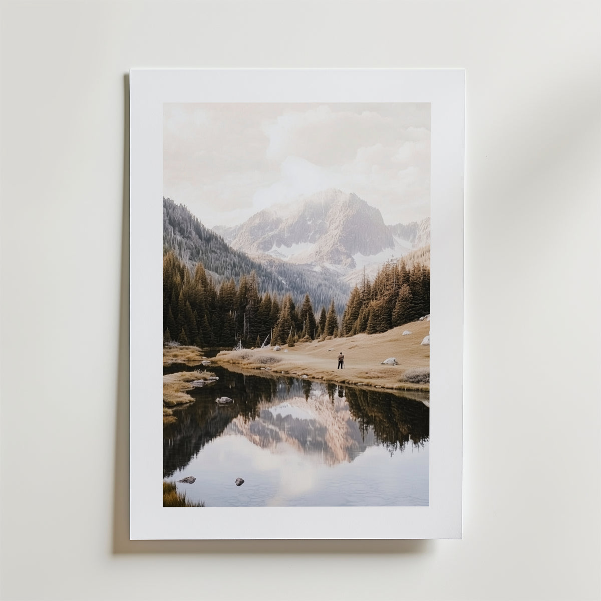 Mountain Lake Reflection – stilfullt konsttryck från Bozetto, tryckt på matt finpapper