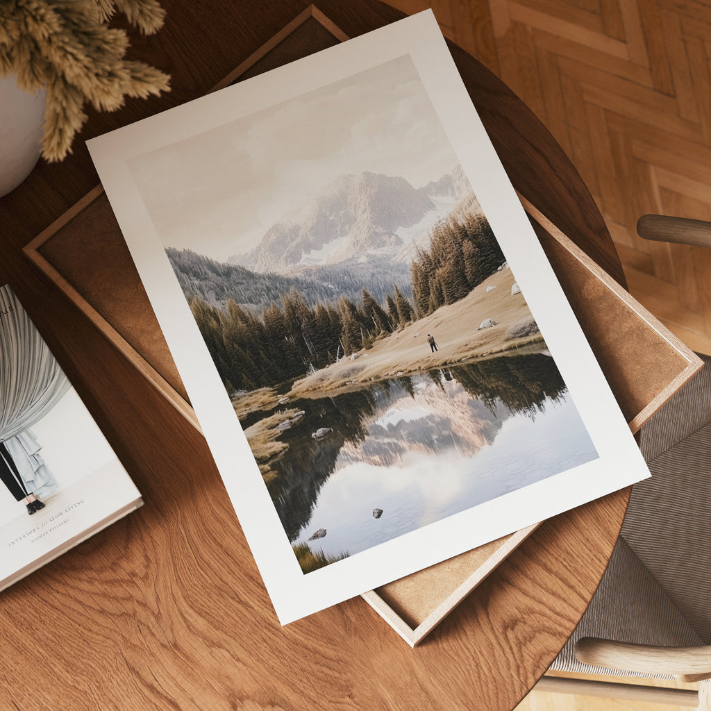 Mountain Lake Reflection – affisch med stilfullt motiv från Bozetto i hög kvalitet