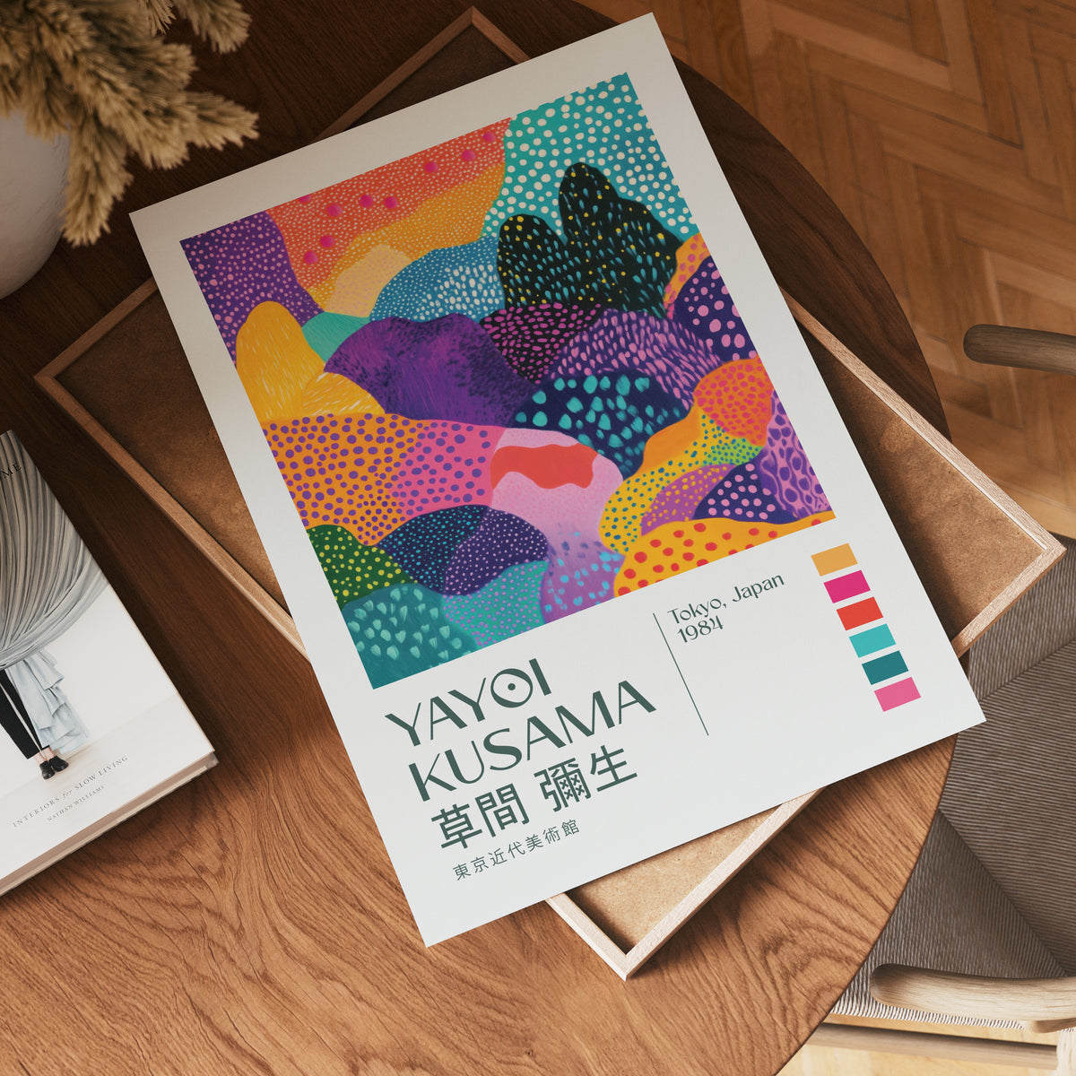 Yayoi Kusama Infinite Color poster visualiserad på vägg – från Bozetto i hög kvalitet