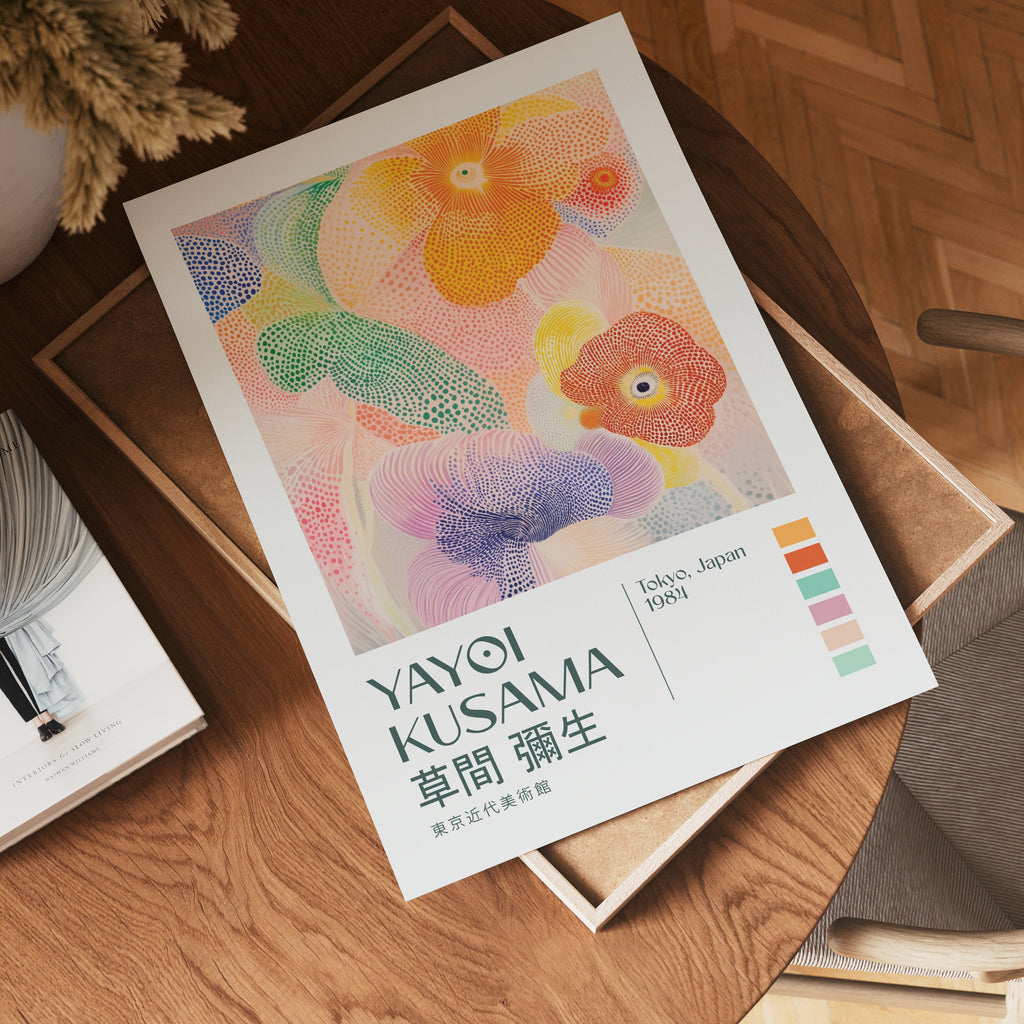 Yayoi Kusama Soft Blooming i väggmockup – konsttryck från Bozetto i hög kvalitet