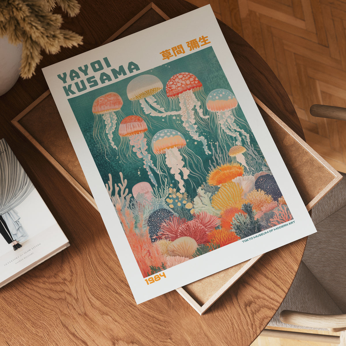 Yayoi Kusama Floating Jellyfish poster visualiserad på vägg – stilren mockup från Bozetto