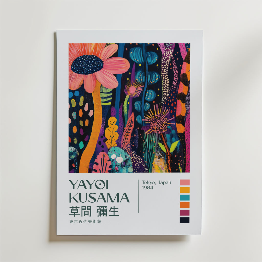 Mockup av Yayoi Kusama Midnight Bloom affisch på vägg – köp enkelt hos Bozetto i hög kvalitet