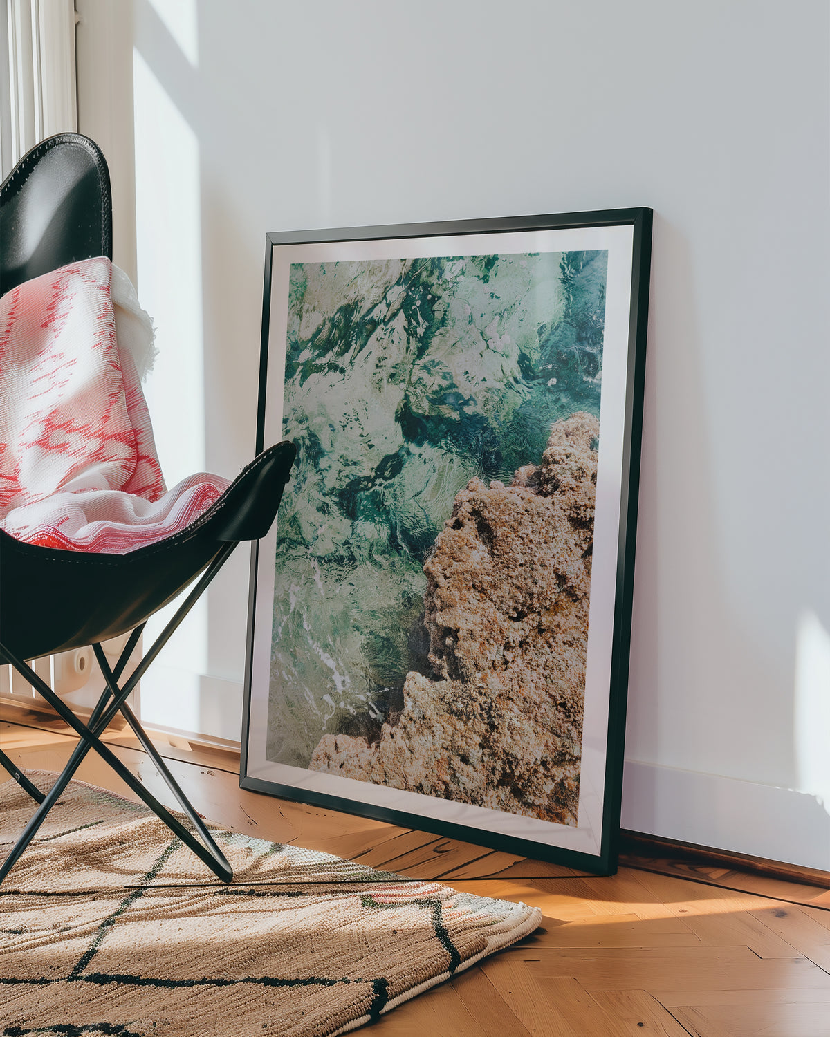 Mockup av Crystal Reef Water affisch på vägg – köp enkelt hos Bozetto i hög kvalitet