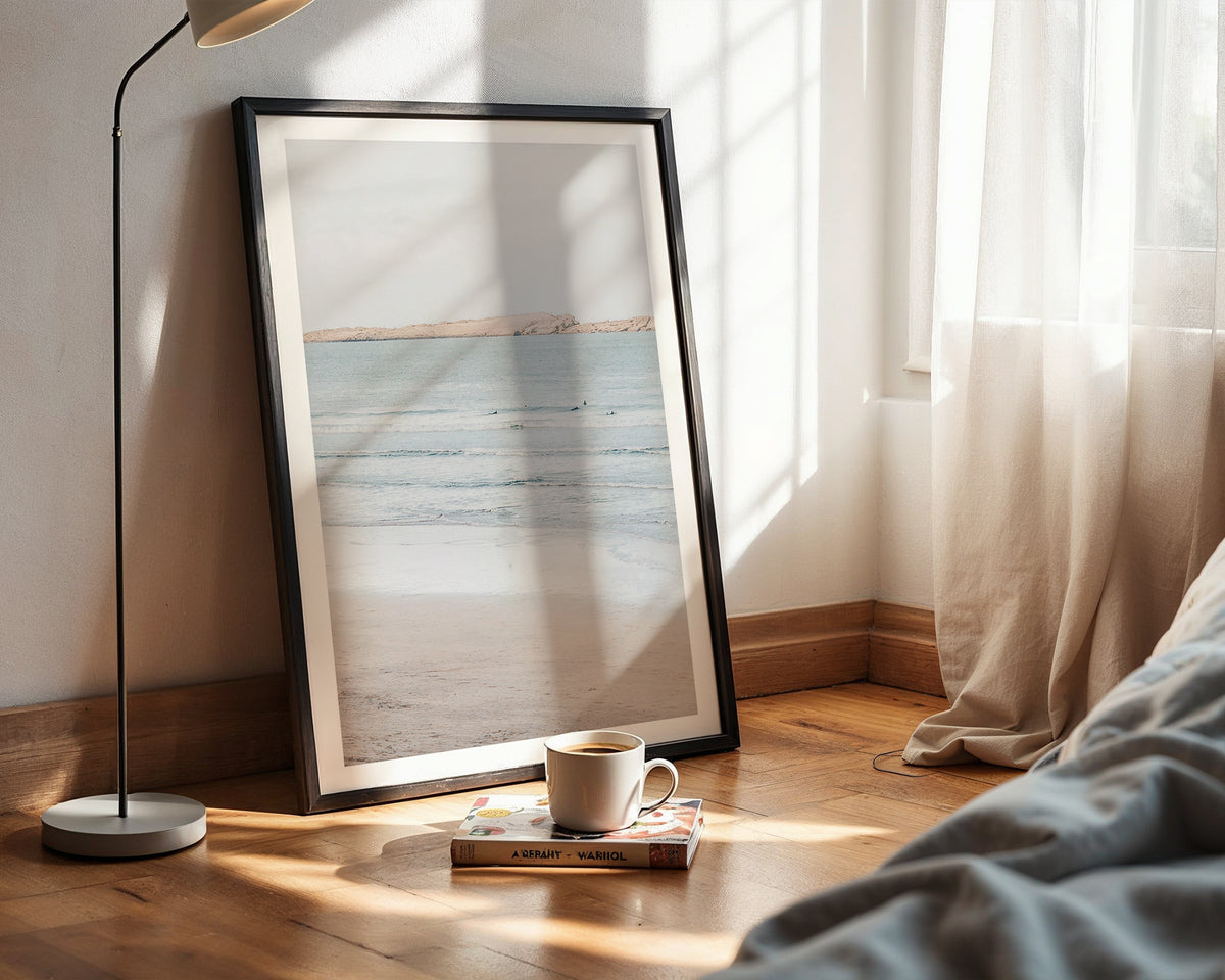 Calm Shoreline Stillness poster visualiserad på vägg – från Bozetto i hög kvalitet