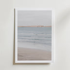 Calm Shoreline Stillness – stilfullt konsttryck från Bozetto, tryckt på matt finpapper