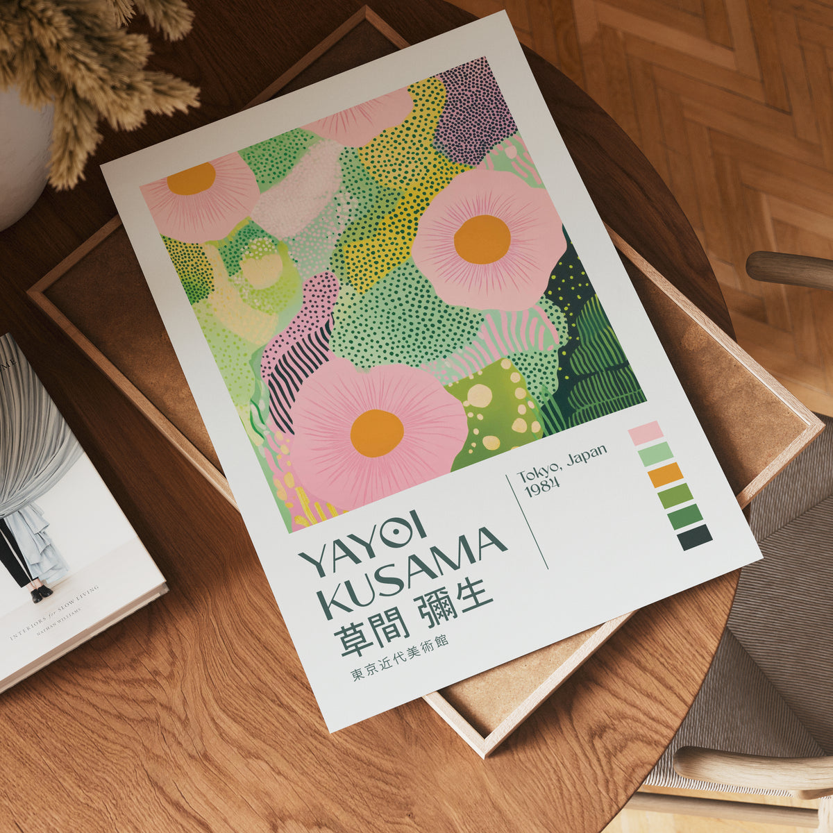 Väggmockup av Yayoi Kusama Soft Green Blossom affisch på ljus vägg – Bozetto konsttryck
