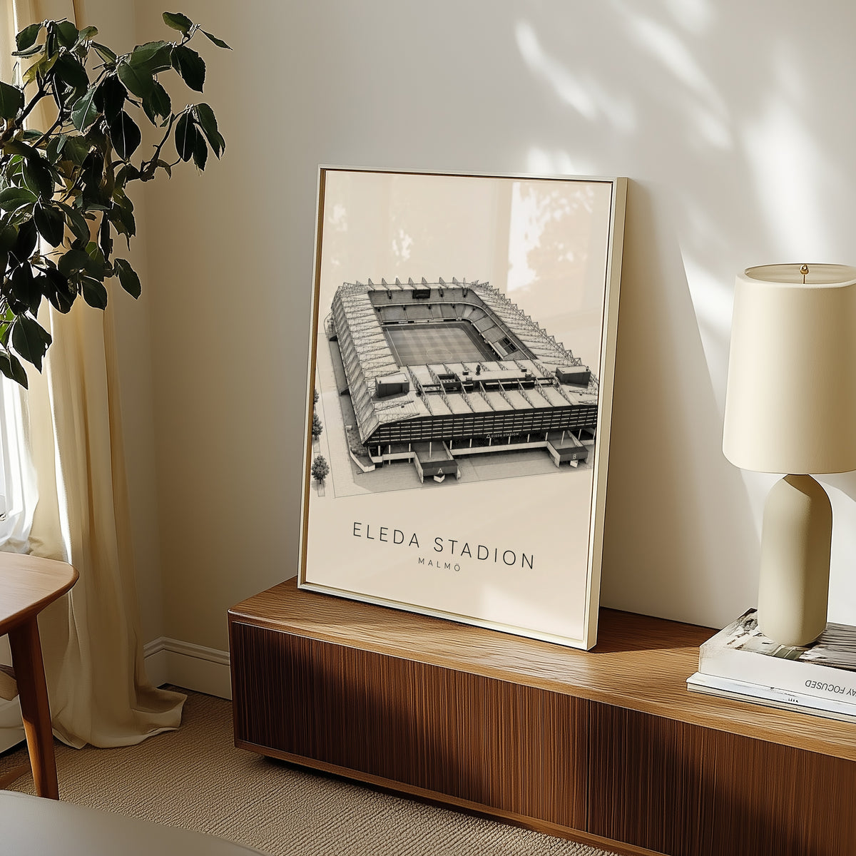 Eleda Stadion affisch i ljust minimalistiskt vardagsrum – köp enkelt hos Bozetto