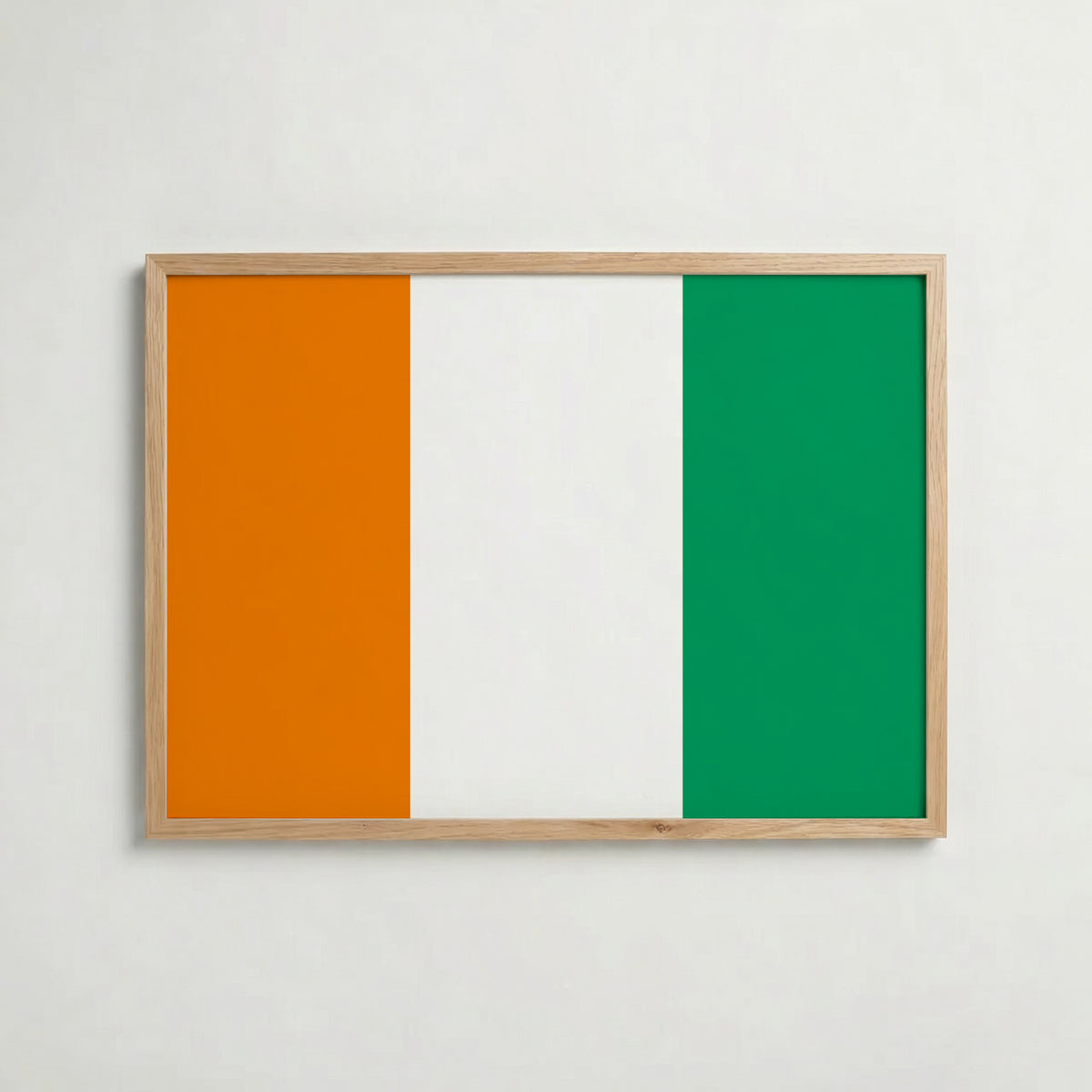 Ivory Coast National Flag Poster i ekram – inramad konsttryck för stilren inredning hos Bozetto